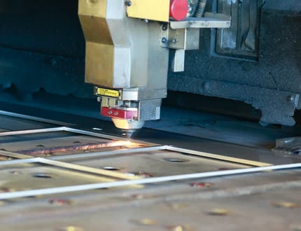 Laserkopf über einer Blechtafel
