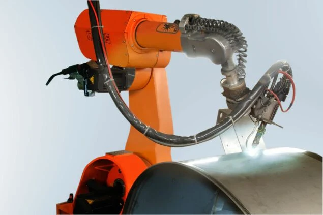 Schweißroboter mit Brenner