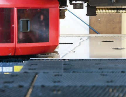 Stanzkopf der CNC-Stanze über einer Blechtafel