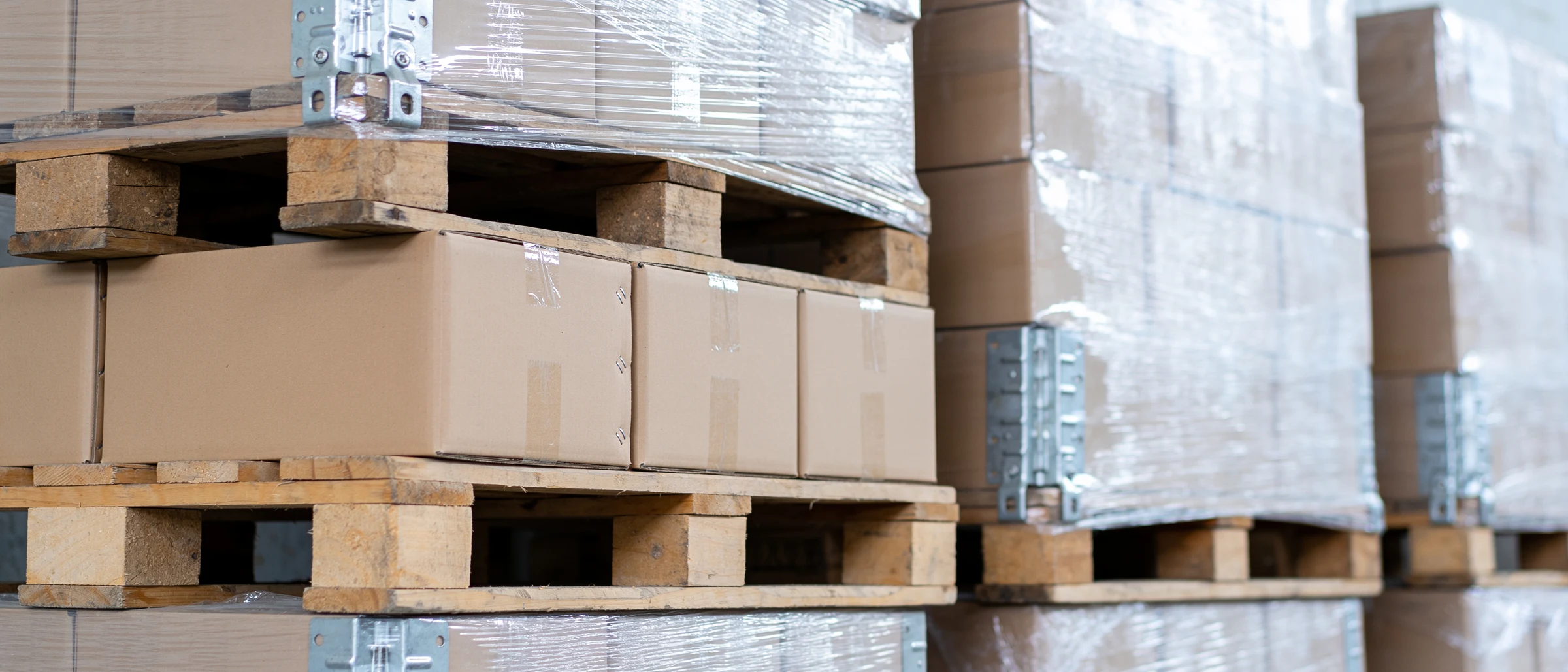 Verpackte Kartons auf Holzpaletten